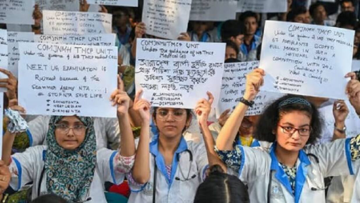 ভারতে প্রশ্নফাঁসের প্রতিবাদে ভর্তিচ্ছুদের আন্দোলন