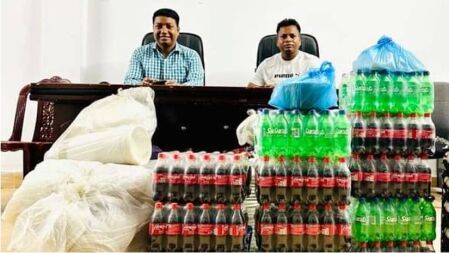 ফিলিস্তিনের পক্ষ নিয়ে বিক্ষোভ করার পর কোকাকোলা দিয়ে আপ্যায়নে জবি ছাত্রলীগ 