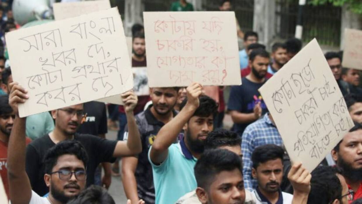কোটা বাতিলের রায় অবৈধ ঘোষণার রাস্তায় নেমে আসেন হাজার হাজার শিক্ষার্থী