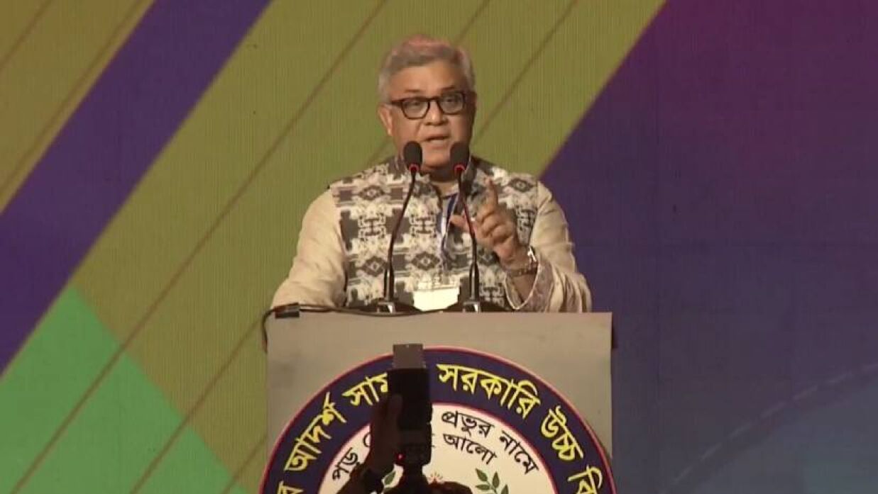 অনুষ্ঠানে বক্তব্য দিচ্ছেন সামাদ স্কুলের সাবেক শিক্ষার্থী ও ঢাকা বিশ্ববিদ্যালয়ের বর্তমান উপাচার্য অধ্যাপক ড. এ এস এম মাকসুদ কামাল