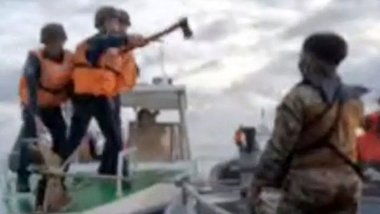 তলোয়ার-বর্শা দিয়ে ফিলিপিনো সৈন্যদের ওপর হামলা চালায় চীনা সৈন্যরা