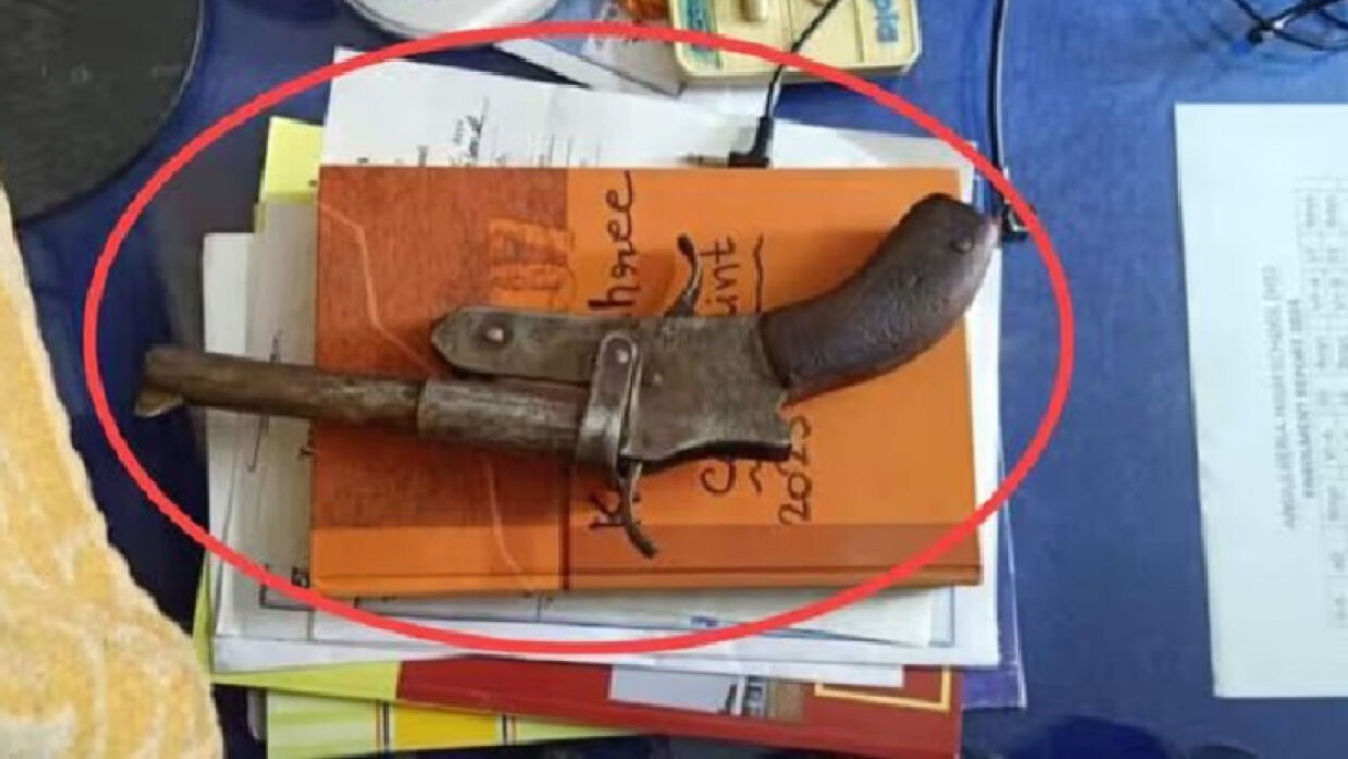বইয়ের সাথে পিস্তল
