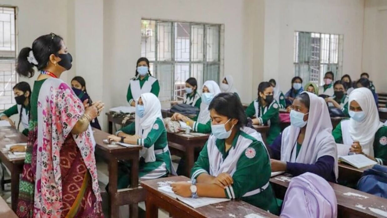 শ্রেণিকক্ষে পাঠদান করছেন শিক্ষক