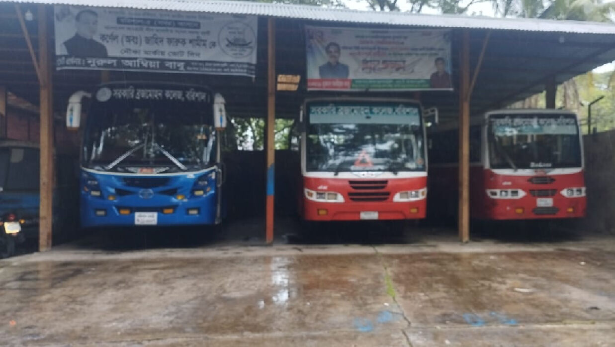 শিক্ষার্থীদের যাতায়াতের তিনটি বাস