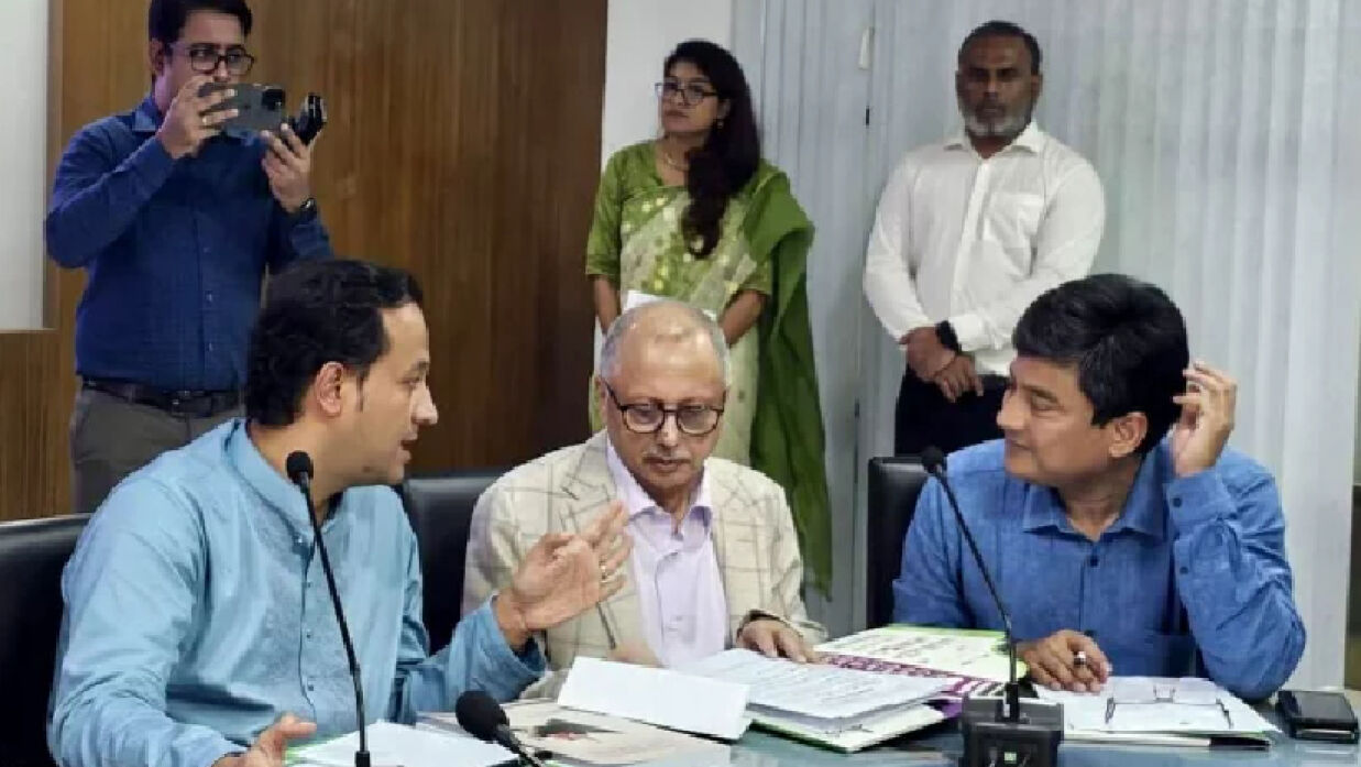 পাল্টাপাল্টি বক্তব্য শুরু হলে বিষয়টি নিয়ে কথা বলেন শিক্ষামন্ত্রী মহিবুল হাসান চৌধুরী।