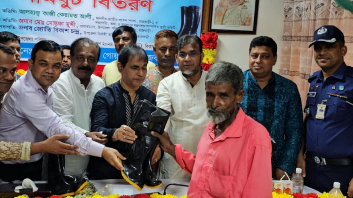 রাসেলস ভাইপার আতঙ্কে কৃষকদের দেওয়া হলো গামবুট