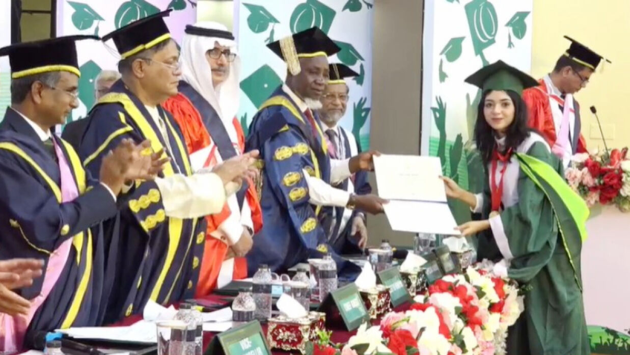 সমাবর্তন অনুষ্ঠানে স্বর্ণপদক নিচ্ছেন শিক্ষার্থী ইমেইল হক মুনমুন