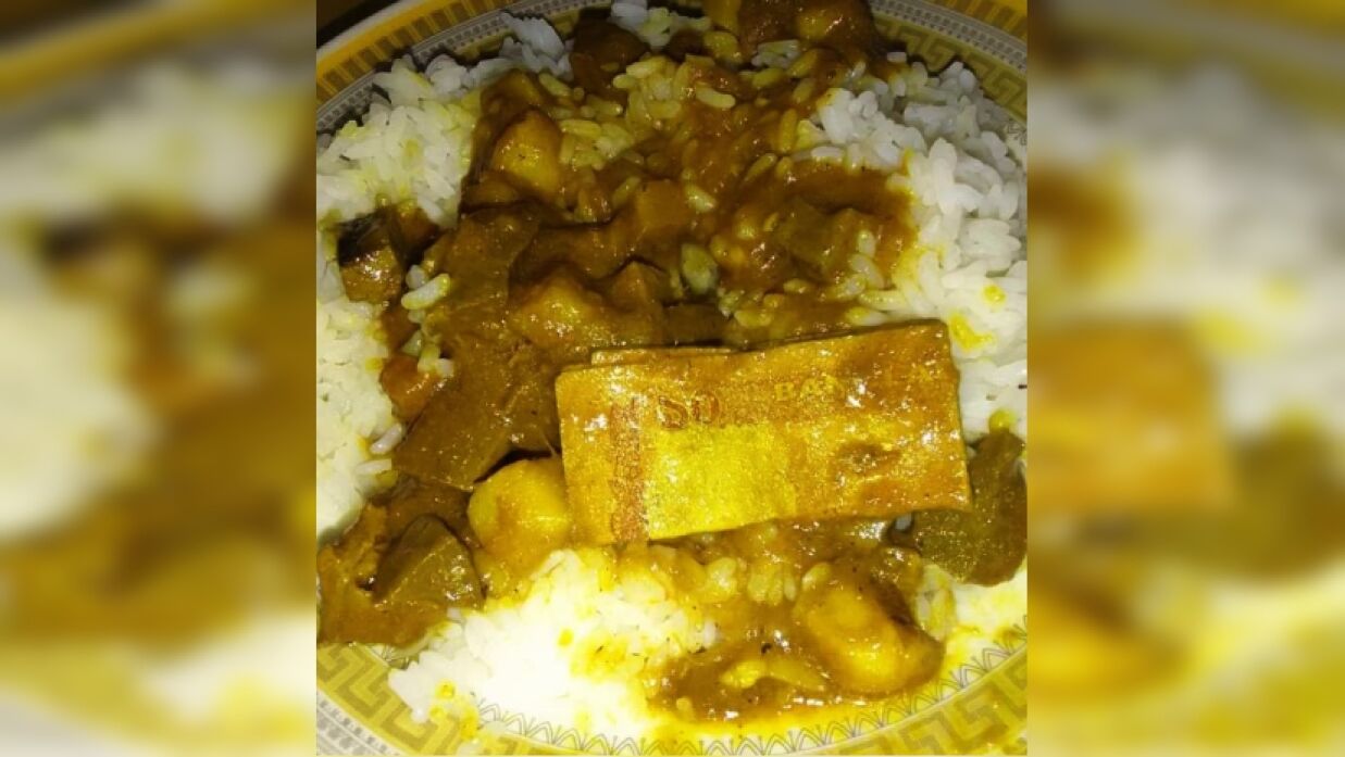 খাসির গোশতের সঙ্গে দশ টাকার নোট