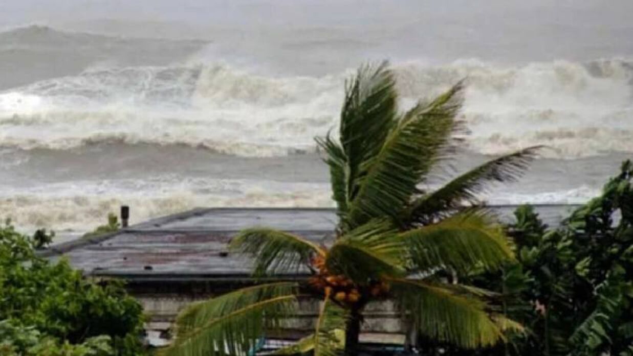 সকালের মধ্যে ১১ জেলায় ৬০ কিমি বেগে ঝড়ের আভাস