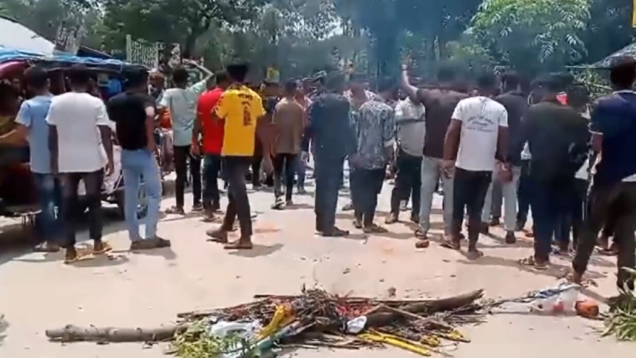 রাস্তায় আগুন জ্বালিয়ে অবরোধ করে বিক্ষোভ করতে থাকে শিক্ষার্থীরা