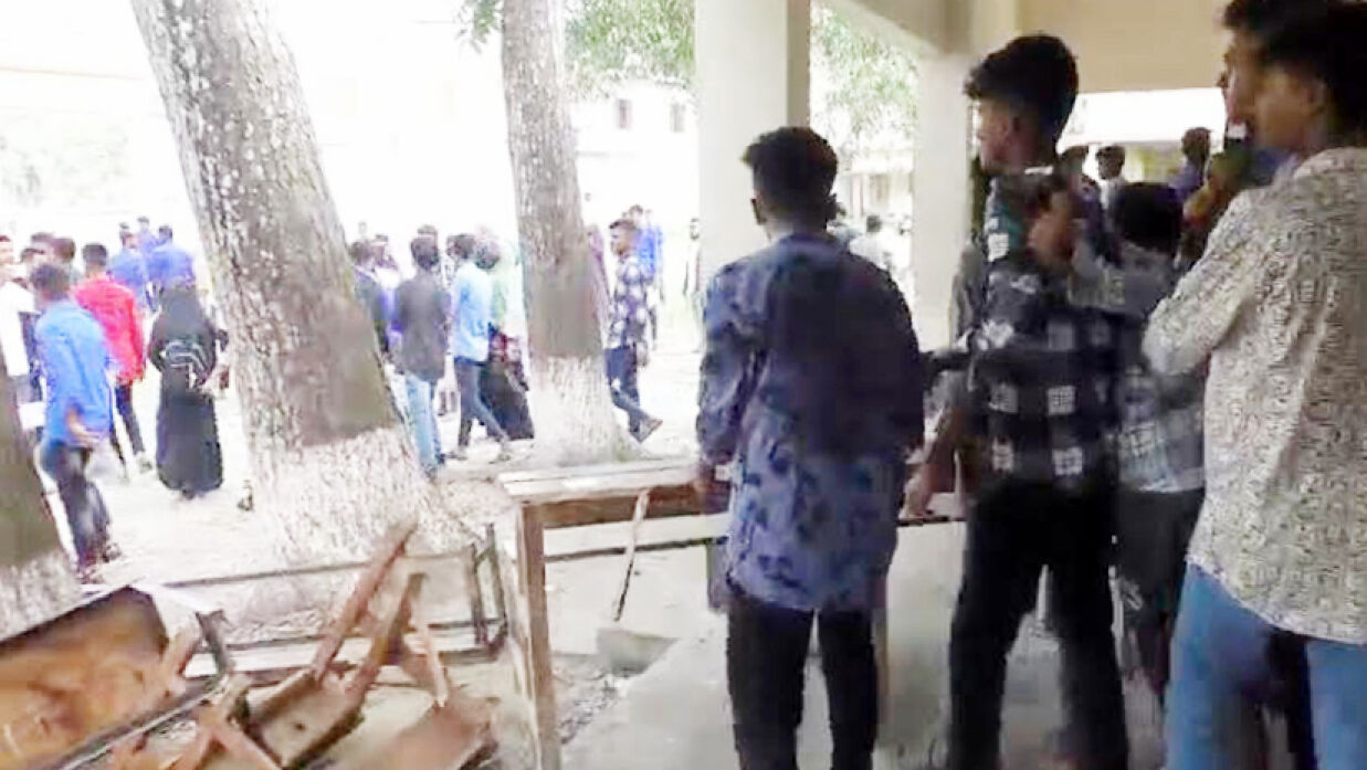কলেজের অবহেলায় এইচএসসি পরীক্ষা দিতে পারেননি ২২ শিক্ষার্থী, কে‌ন্দ্র ভাঙচুর