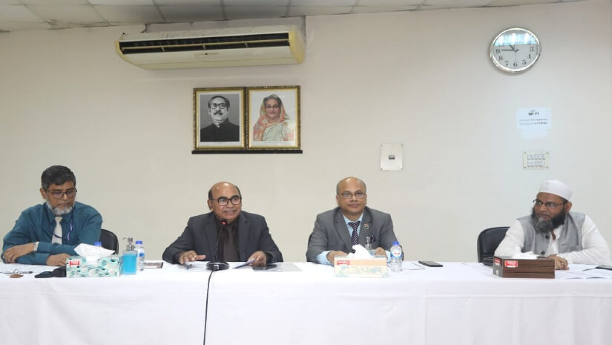 সেমিনারে বক্তব্য দিচ্ছেন ইউজিসির চেয়ারম্যান (অতিরিক্ত দায়িত্ব) অধ্যাপক ড. মুহাম্মদ আলমগীর