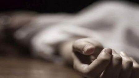 বাবার ফোনে আপত্তিকর ছবি, লজ্জায় ‘আত্মহত্যা’ মেয়ের