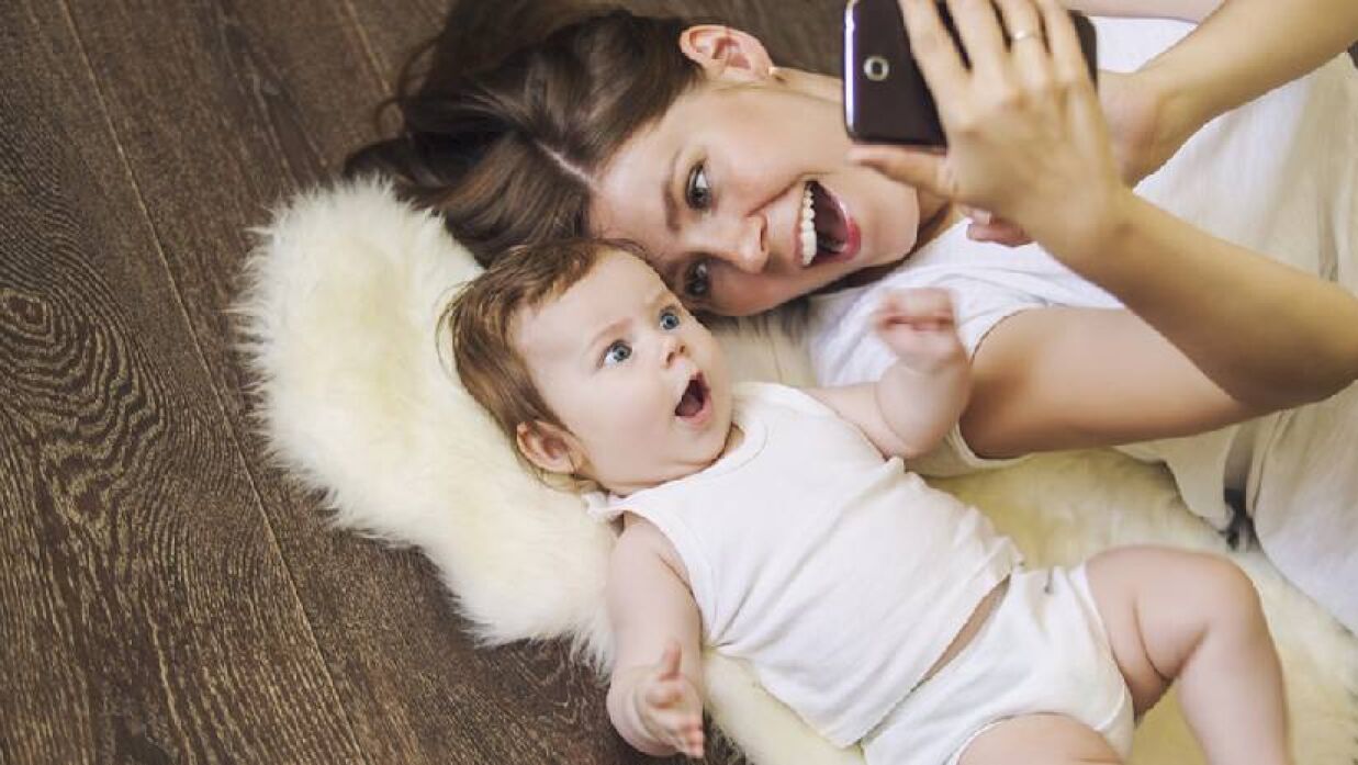 বর্তমানে সবারই কমবেশি স্মার্টফোনে আসক্তি রয়েছে