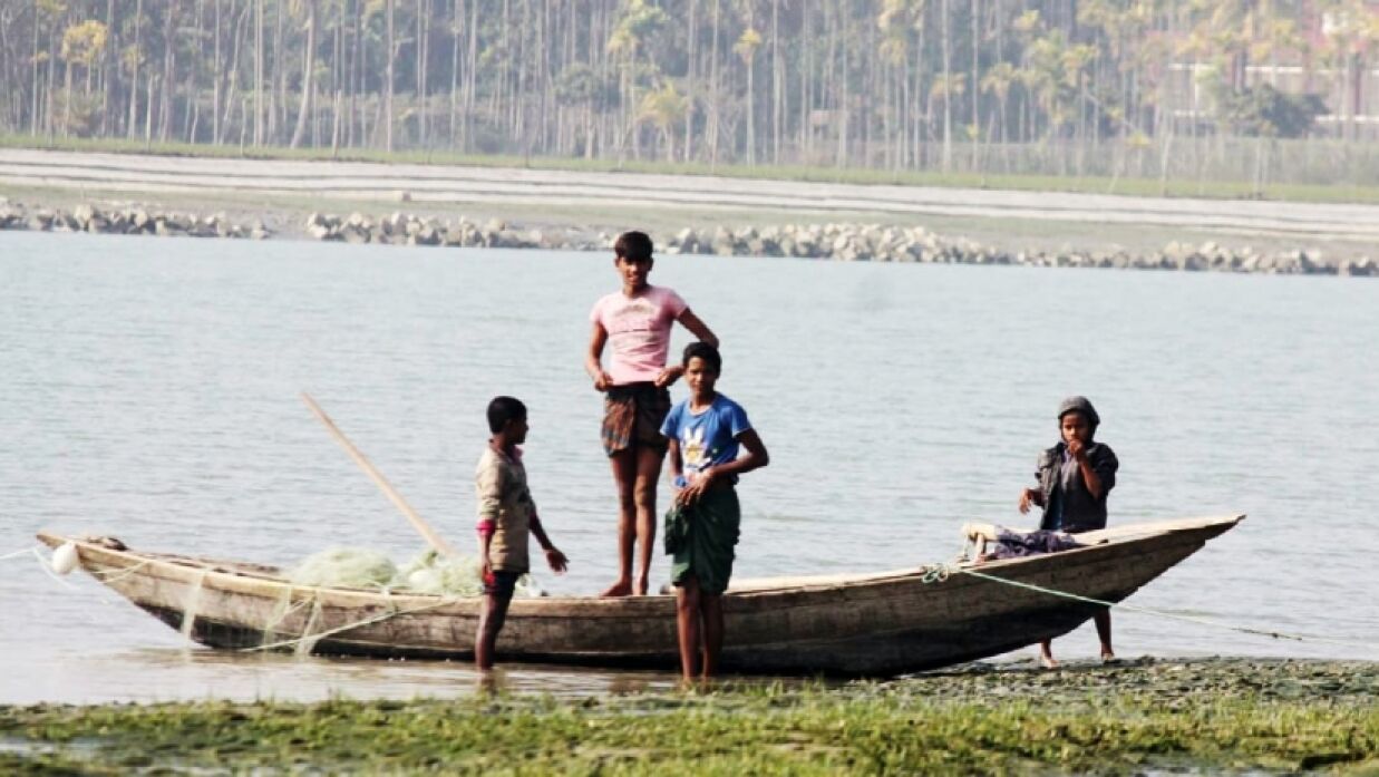 জেলেপল্লির সন্তানদের পড়ালেখা করানোর আগ্রহ নেই তাদের বাবা-মায়েরও