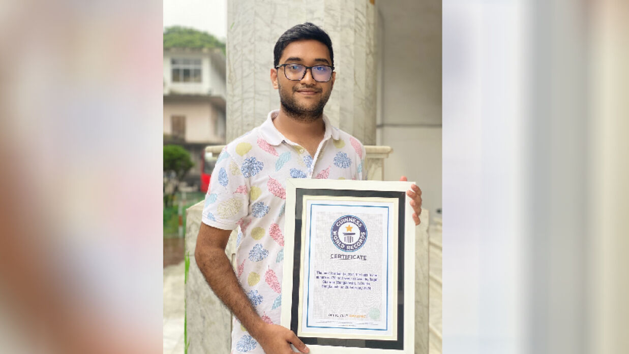 সার্টিফিকেট হাতে শাহরিয়ার অংকন