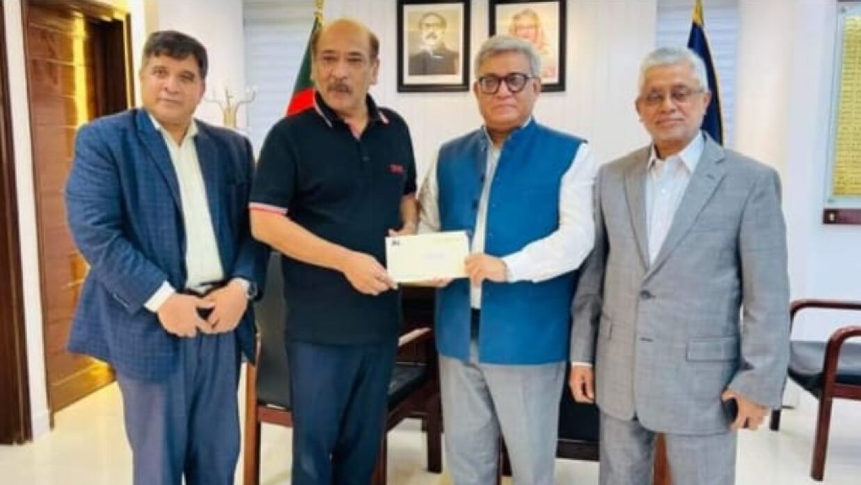 অধ্যাপক মাকসুদ কামালের হাতে সদস্য পদের পত্র তুলে দেন ক্লাবের সভাপতি আশরাফুজ্জামান খান পোটন