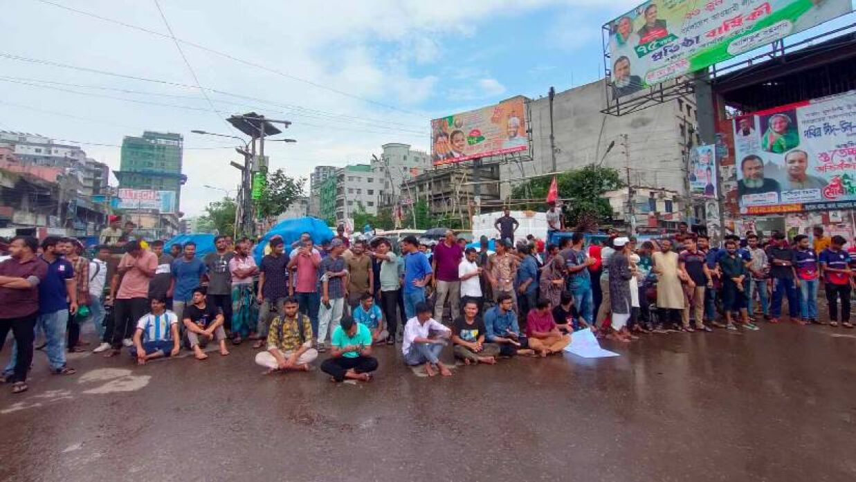 পুরান ঢাকায় সড়ক অবরোধ জবির কোটা বিরোধী শিক্ষার্থীদের 