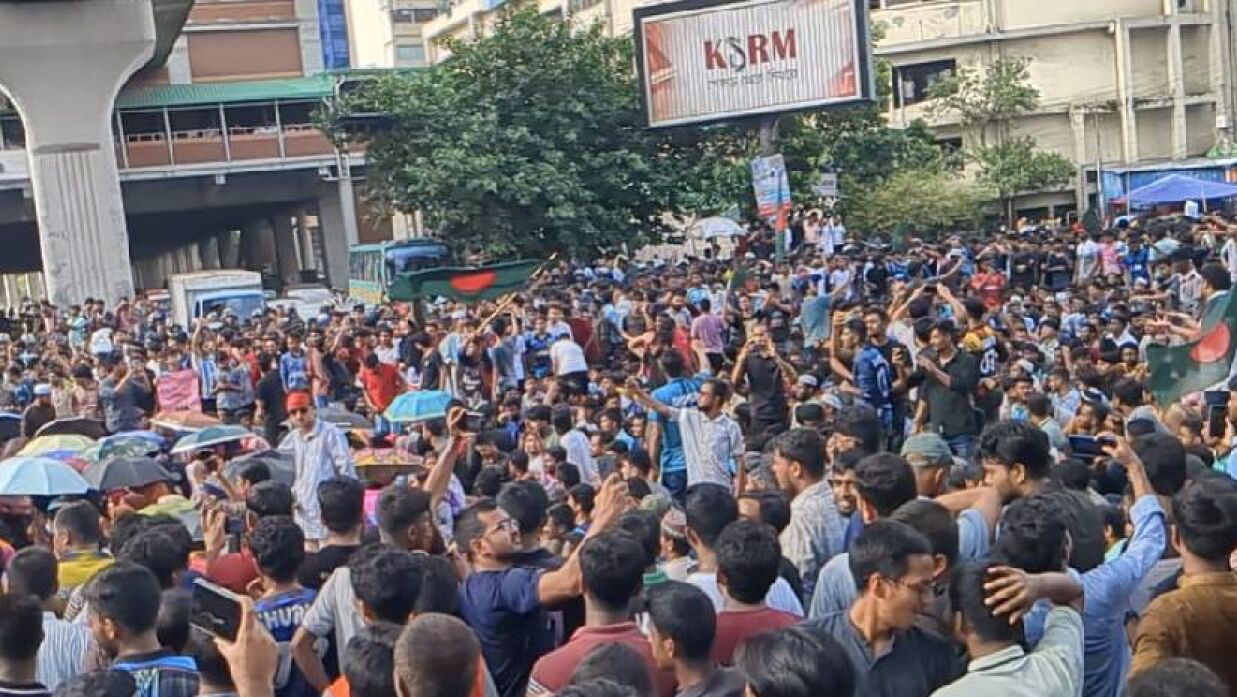 শাহবাগে কোটা বিরোধী আন্দোলনকারীরা