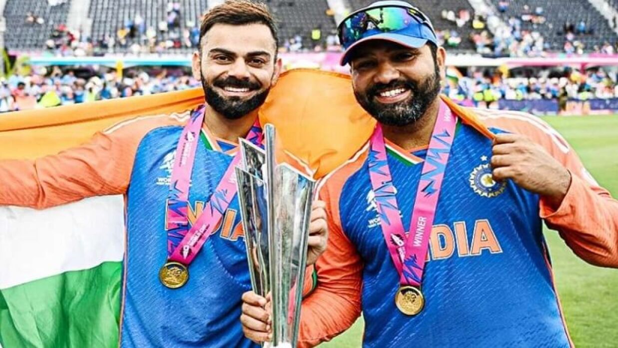 বিশ্বকাপ ট্রফি হাতে বিরাট কোহলি ও রোহিত শর্মা