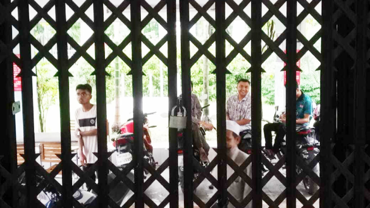 মাস্টারদা সূর্য সেন হল গেটে পাহারায় ছাত্রলীগ