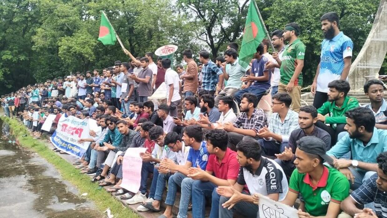 চট্টগ্রাম বিশ্ববিদ্যালয়ের কেন্দ্রীয় শহিদ মিনার চত্ত্বরে শিক্ষার্থীদের সমাবেশ