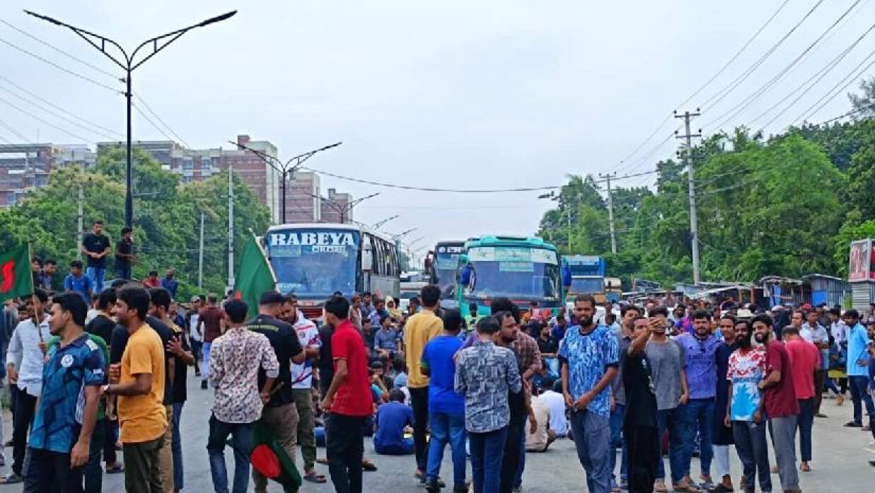 মহাসড়ক অবরোধ জাবি শিক্ষার্থীদের 