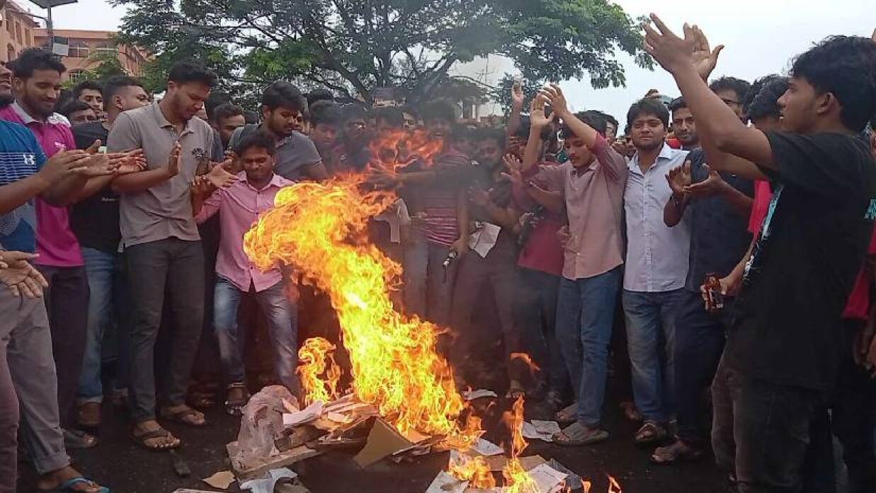 অনির্দিষ্টকালের জন্য আন্দোলনের ডাক ববি শিক্ষার্থীদের, বই পুড়িয়ে প্রতিবাদ 