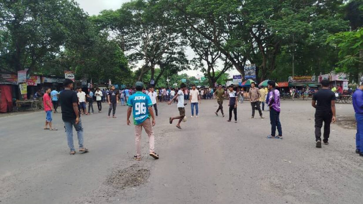 কুষ্টিয়া-খুলনা মহাসড়ক ব্লকড করে ফুটবল খেলছেন শিক্ষার্থীরা