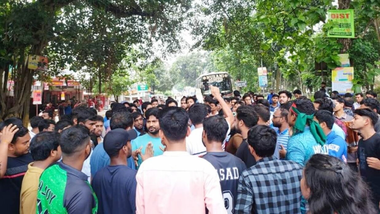 দিনাজপুর-রংপুর মহাসড়ক অবরোধ করে হাবিপ্রবি শিক্ষার্থীদের বিক্ষোভ