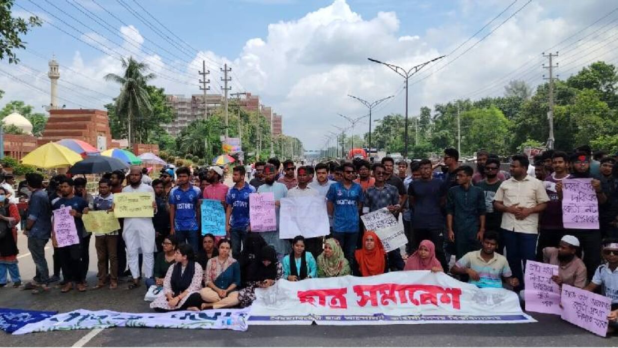 ঢাকা-আরিচা মহাসড়কে অবস্থান জাবি শিক্ষার্থীদের