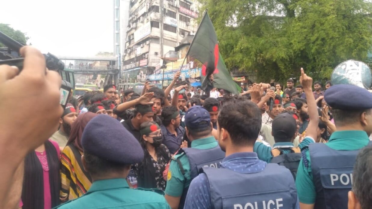 নীলক্ষেতে পুলিশের বাধার মুখে ঢাকা কলেজ শিক্ষার্থীরা