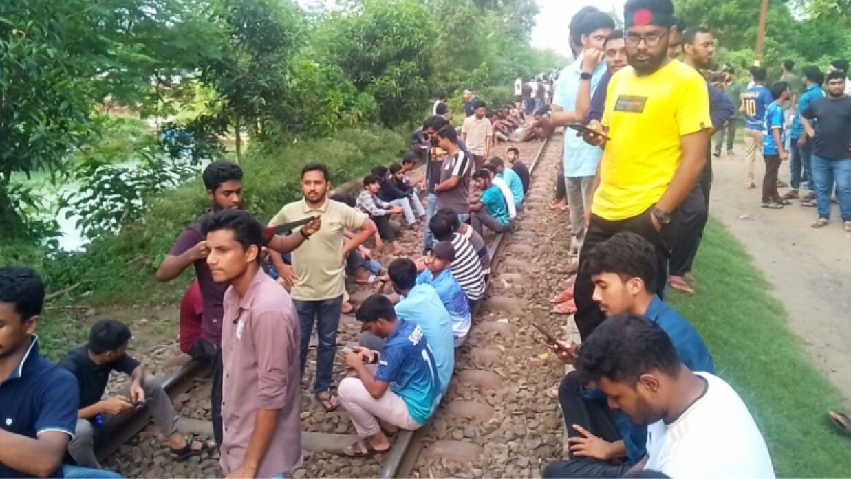 কোটা সংস্কারের দাবিতে রেলপথ অবরোধ রাবি শিক্ষার্থীদের