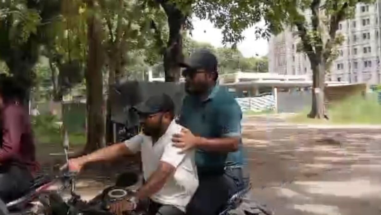 মোটরসাইকেলে চড়ে পালিয়ে যান ছাত্রলীগের সাধারণ সম্পাদক আসাদুল্লা-হিল-গালিব