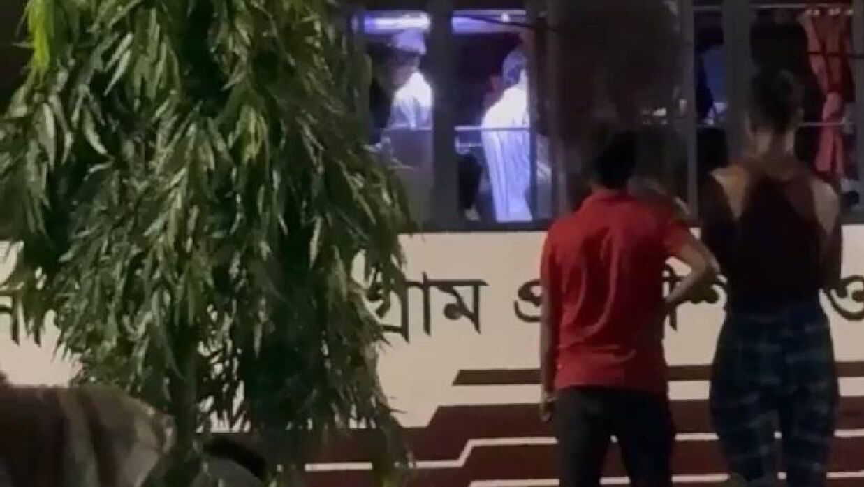 শিক্ষার্থীদের বাসে হামলা