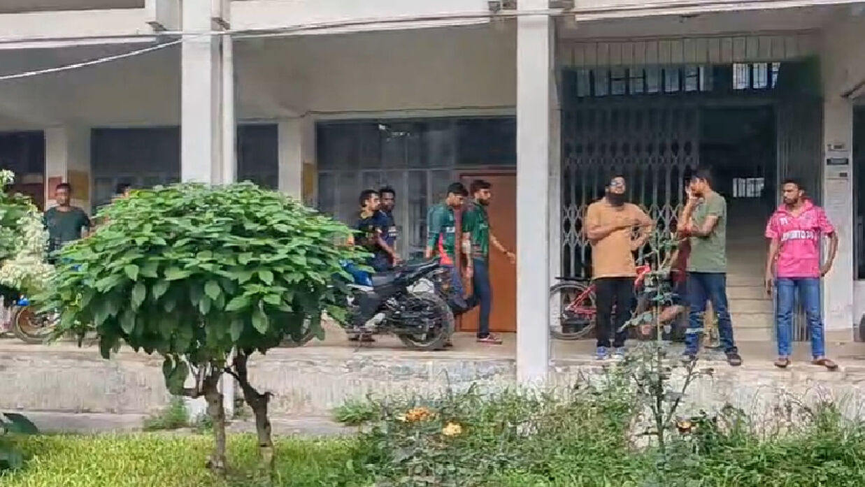 বঙ্গবন্ধু হল ছেড়ে বের হতে দেখা যায় ছাত্রলীগ নেতা-কর্মীদের