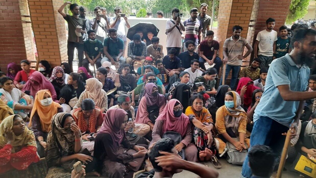 রাবির সৈয়দ নজরুল ইসলাম প্রশাসনিক ভবনের মূল ফটক অবরোধ করেছেন শিক্ষার্থীরা