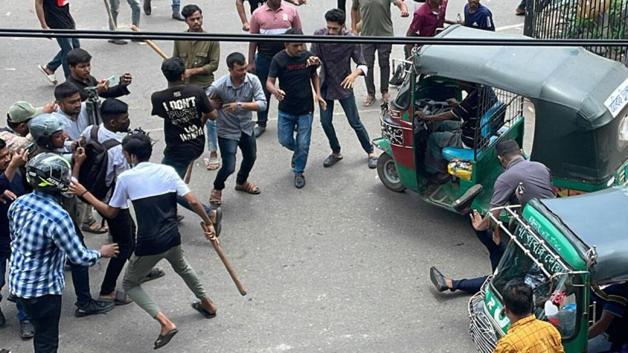 শিক্ষার্থীদের মিছিলে ছাত্রলীগের হামলা