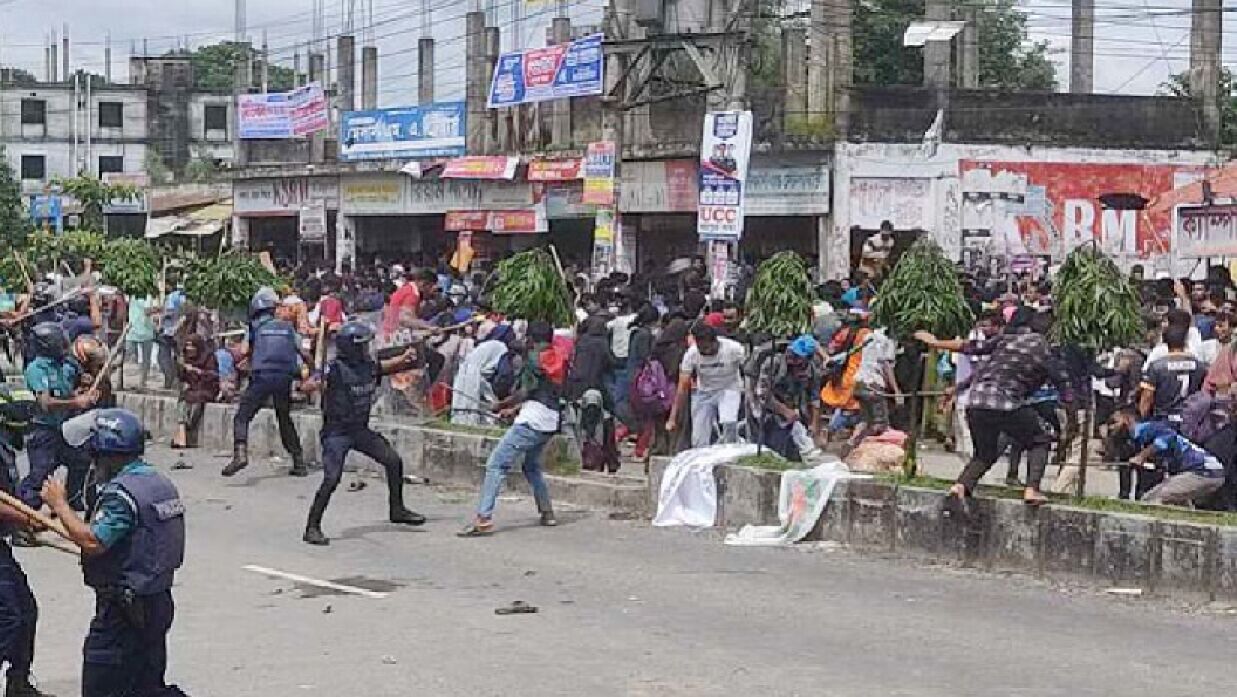 বেরোবি শিক্ষার্থীদের সঙ্গে পুলিশের সংঘর্ষ