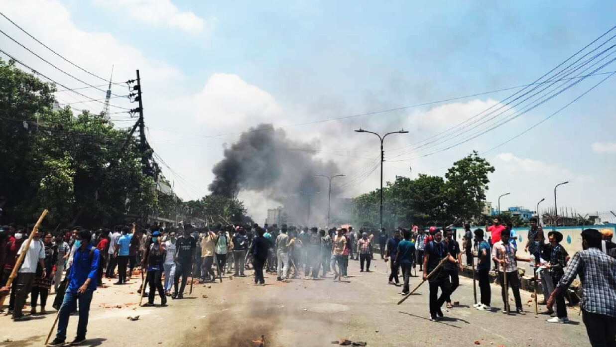 রাজধানীর রামপুরায় পুলিশের সাথে শিক্ষার্থীদের ব্যাপক সংঘর্ষ হয়েছে