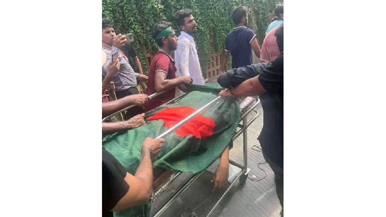 শিক্ষার্থীর মরদেহ জাতীয় পতাকায় মুড়িয়ে নিয়ে যাওয়া হচ্ছে
