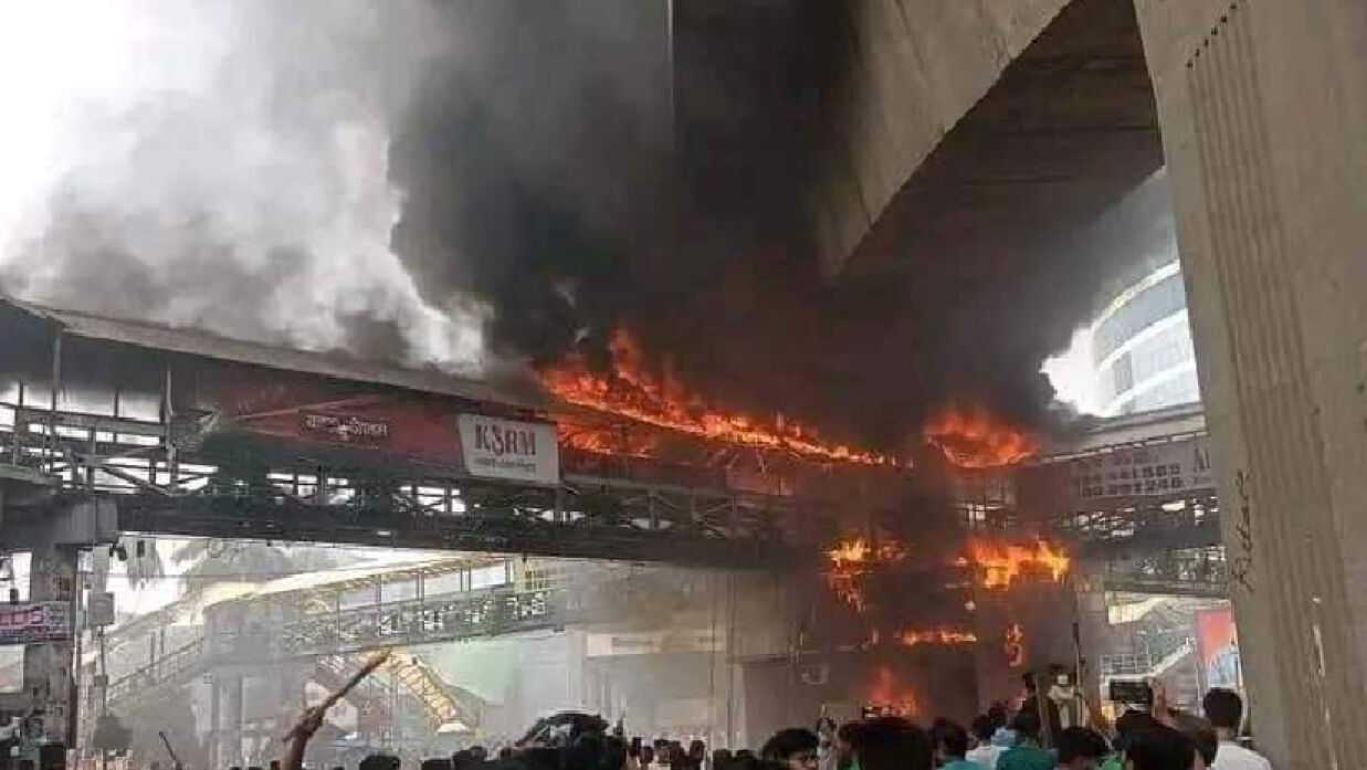 গোল চত্বরে পুলিশ বক্সে আগুন