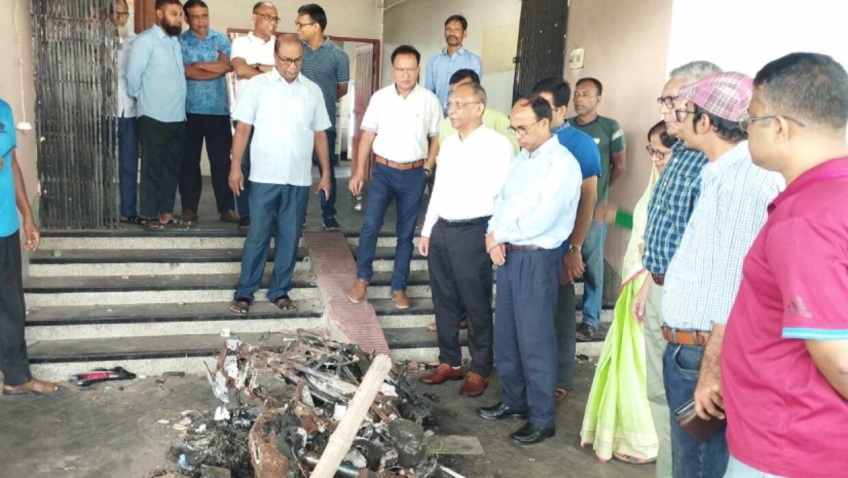 কোটা আন্দোলনে ক্ষতিগ্রস্ত রাবির হলগুলো পরিদর্শন করলেন উপাচার্য