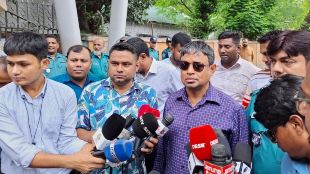 সাংবাদিকদের সাথে কথা বলছেন মোহাম্মদ হারুন অর রশীদ