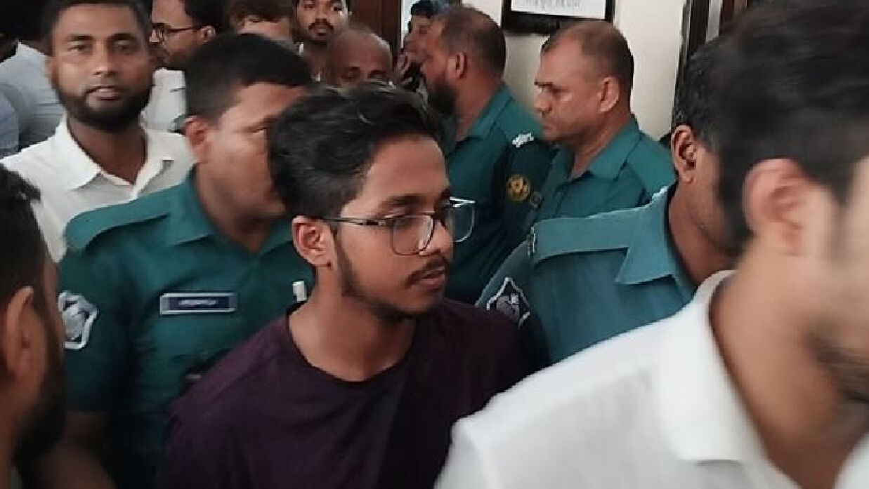সেতু ভবনে হামলার ঘটনায় দুই শিক্ষার্থী ৪ দিনের রিমান্ডে
