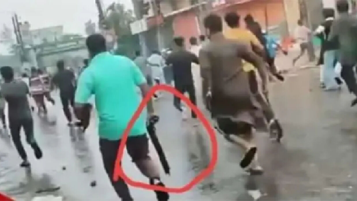 অস্ত্র হাতে শিক্ষার্থীদের ধাওয়া করছে যুবলীগ কর্মী সুমন