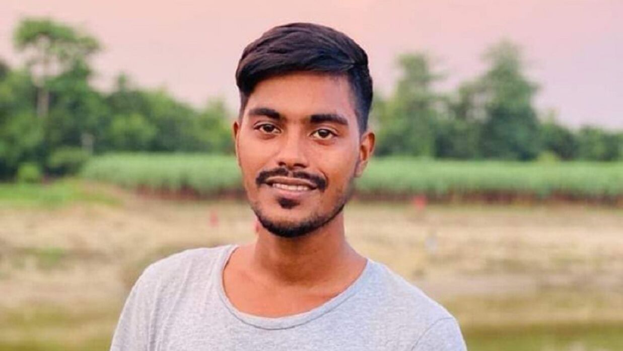 ‘কয়েক মিনিট লাগবে, আসছি’ বলে বেরিয়ে...