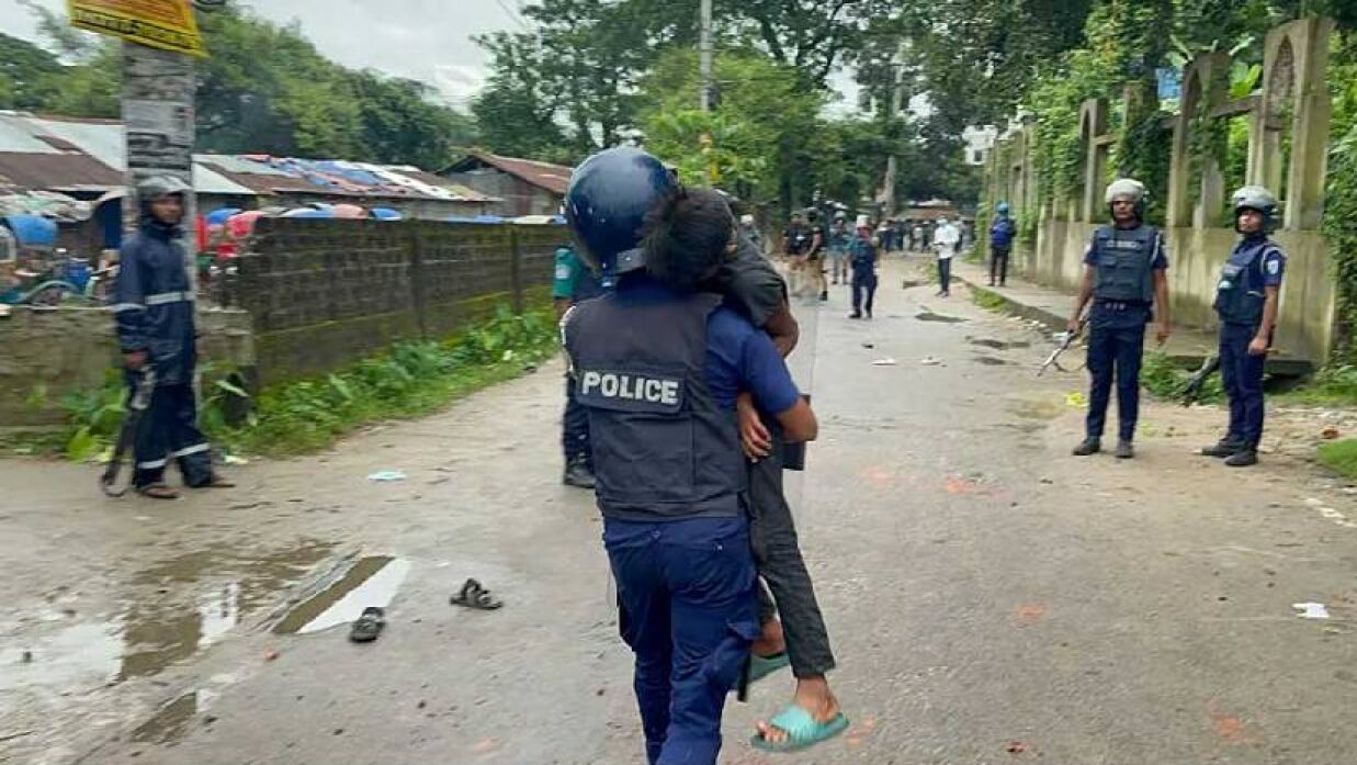 শিশুকে পুলিশ সদস্যের বুকে জড়িয়ে ছবি ভাইরাল