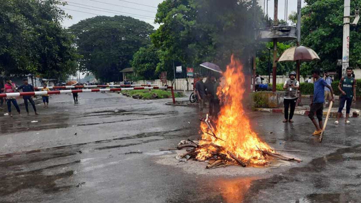 রাজশাহীতে আগুন জ্বালিয়ে সড়ক অবরোধ