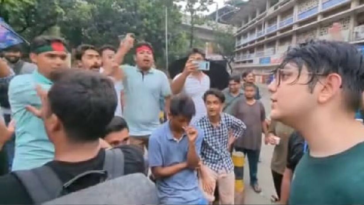 আন্দোলনকারীদের তোপের মুখে টিএসসি থেকে পালালেন ‘রাফসান দ্য ছোটভাই’